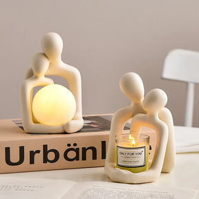Perfeita para ser exibida em qualquer ambiente, desde o quarto até a sala de estar, a Estátua "Amor de Casal" adiciona um toque de romance e ternura à decoração. Da lojaorganizeja.com 