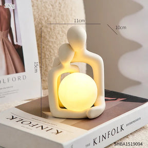 Perfeita para ser exibida em qualquer ambiente, desde o quarto até a sala de estar, a Estátua "Amor de Casal" adiciona um toque de romance e ternura à decoração. Da lojaorganizeja.com 