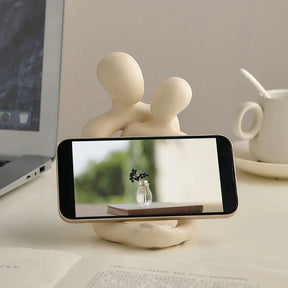 Perfeita para ser exibida em qualquer ambiente, desde o quarto até a sala de estar, a Estátua "Amor de Casal" adiciona um toque de romance e ternura à decoração. Da lojaorganizeja.com 