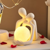 Perfeita para ser exibida em qualquer ambiente, desde o quarto até a sala de estar, a Estátua "Amor de Casal" adiciona um toque de romance e ternura à decoração. Da lojaorganizeja.com 