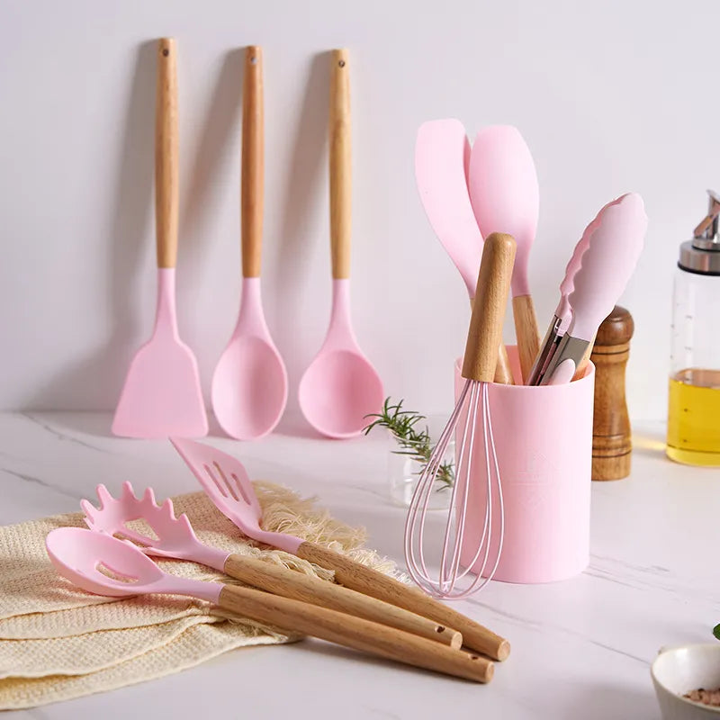 Se você ama cozinhar e deseja preservar suas panelas, temos a solução perfeita para você. Apresentamos o Kit com 12 Peças Utensílios de Cozinha em Silicone. Da loja lojaorganizeja.com