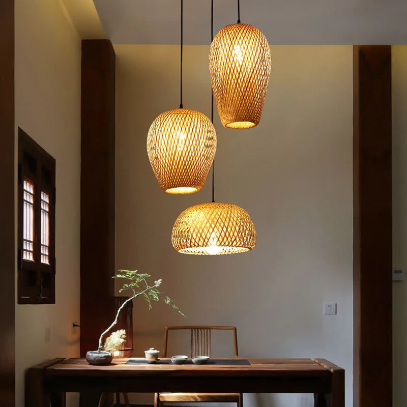 Transforme sua experiência de iluminação com o Kit de Luminárias Pendentes Decorativas Artesanais de Bambu - Sak. Da lojaorganizeja.com