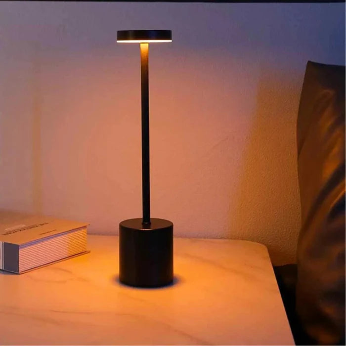 Transforme qualquer ambiente com a Luminária de Mesa Portátil LumiFree, que combina elegância, funcionalidade e total liberdade sem fios para iluminar onde você precisar.Da lojaorganizeja.com