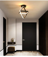 A Luminária de Teto Minimalista LED Plafon Hold Premium - Triangular se destaca pelo seu design geométrico e minimalista. Da lojaorganizeja.com