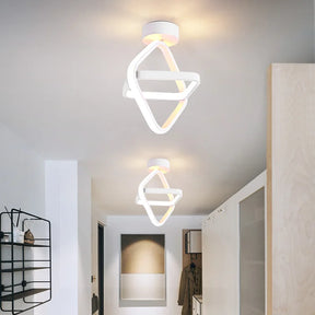 A Luminária de Teto Minimalista LED Plafon Hold Premium - Triangular se destaca pelo seu design geométrico e minimalista. Da lojaorganizeja.com
