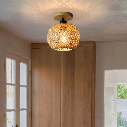 Transforme seu ambiente com o Lustre Bamboo Aura, uma peça única que combina o charme natural do bambu com um design contemporâneo. Da lojaorganizeja.com