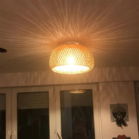 Transforme seu ambiente com o Lustre Bamboo Horizon, uma peça única que une o charme do bambu com um design minimalista e moderno, ideal para criar um espaço acolhedor e elegante. Da lojaorganizeja.com