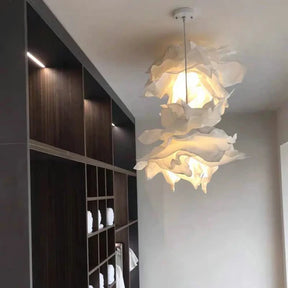 Transforme o visual do seu espaço com o Lustre LED Cloudline, uma peça que une design abstrato e iluminação eficiente para criar uma atmosfera única e moderna. Da lojaorganizeja.com