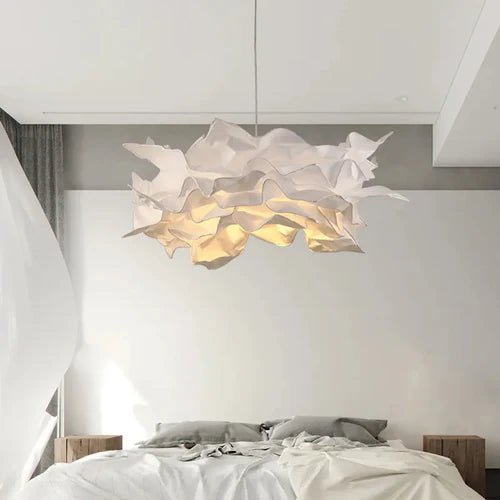 Transforme o visual do seu espaço com o Lustre LED Cloudline, uma peça que une design abstrato e iluminação eficiente para criar uma atmosfera única e moderna. Da lojaorganizeja.com