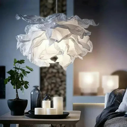 Transforme o visual do seu espaço com o Lustre LED Cloudline, uma peça que une design abstrato e iluminação eficiente para criar uma atmosfera única e moderna. Da lojaorganizeja.com