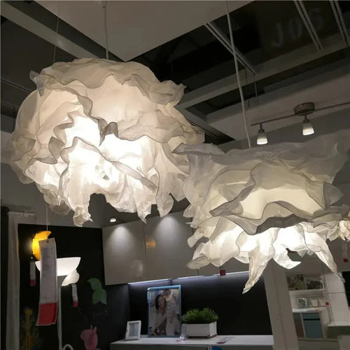 Transforme o visual do seu espaço com o Lustre LED Cloudline, uma peça que une design abstrato e iluminação eficiente para criar uma atmosfera única e moderna. Da lojaorganizeja.com