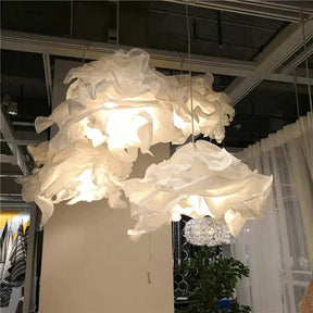 Transforme o visual do seu espaço com o Lustre LED Cloudline, uma peça que une design abstrato e iluminação eficiente para criar uma atmosfera única e moderna. Da lojaorganizeja.com