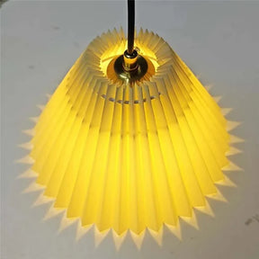 Adicione um toque de sofisticação ao seu ambiente com o Lustre LED Wave Plissado, um item que combina design moderno com funcionalidade, trazendo charme e aconchego ao seu espaço. Da lojaorganizeja.com