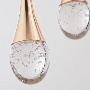 O Lustre Pendente Crystal Drop é a escolha perfeita para quem busca um toque de requinte e exclusividade. Da lojaorganizeja.com