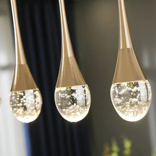 O Lustre Pendente Crystal Drop é a escolha perfeita para quem busca um toque de requinte e exclusividade. Da lojaorganizeja.com