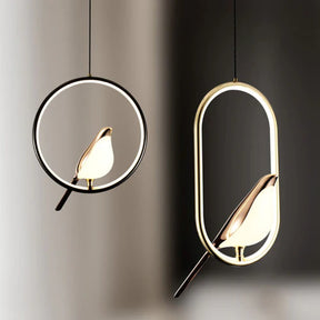 O Lustre Pendente Golden Bird é um verdadeiro espetáculo de design, ideal para quem quer dar um toque artístico e sofisticado ao ambiente. Da lojaorganizeja.com