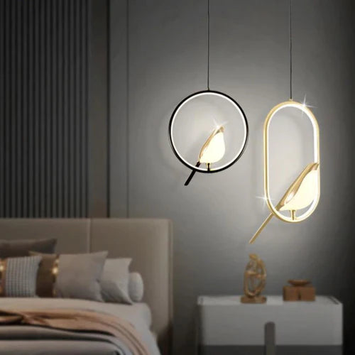 O Lustre Pendente Golden Bird é um verdadeiro espetáculo de design, ideal para quem quer dar um toque artístico e sofisticado ao ambiente. Da lojaorganizeja.com