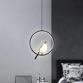 O Lustre Pendente Golden Bird é um verdadeiro espetáculo de design, ideal para quem quer dar um toque artístico e sofisticado ao ambiente. Da lojaorganizeja.com