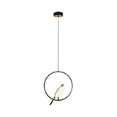 O Lustre Pendente Golden Bird é um verdadeiro espetáculo de design, ideal para quem quer dar um toque artístico e sofisticado ao ambiente. Da lojaorganizeja.com