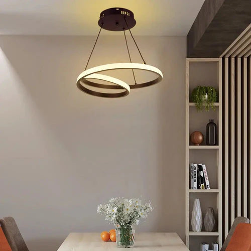 Dê um toque de modernidade e estilo ao seu espaço com o Lustre Pendente Loop Circular em Led. Da lojaorganizeja.com