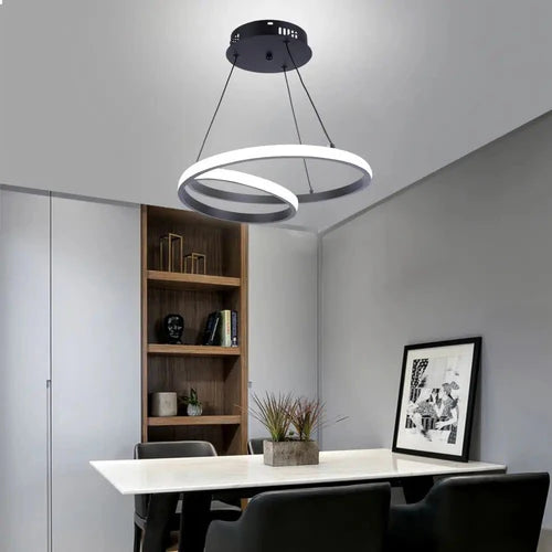 Dê um toque de modernidade e estilo ao seu espaço com o Lustre Pendente Loop Circular em Led. Da lojaorganizeja.com