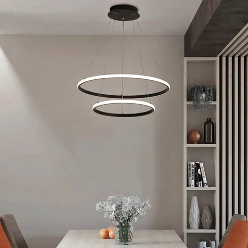 Transforme sua sala de estar ou jantar com a elegância moderna do Lustre Pendente Orbital Duplo em Led. Da lojaorganizeja.com