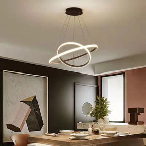 Transforme sua sala de estar ou jantar com a elegância moderna do Lustre Pendente Orbital Duplo em Led. Da lojaorganizeja.com