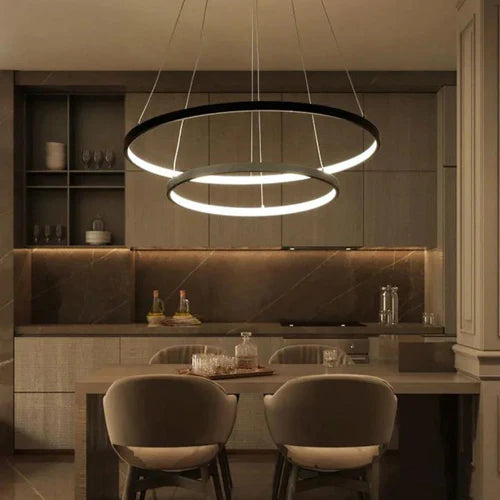 Transforme sua sala de estar ou jantar com a elegância moderna do Lustre Pendente Orbital Duplo em Led. Da lojaorganizeja.com