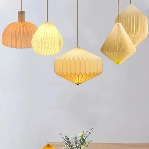 Ilumine seu espaço com o Lustre Pendente Origami Glow, uma peça inovadora que combina o charme do origami com a funcionalidade moderna. Da lojaorganizeja.com