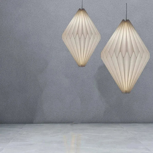 Eleve a decoração da sua casa com o Lustre Pendente Origami Illumination, uma peça sofisticada que une design contemporâneo e funcionalidade. Da lojaorganizeja.com