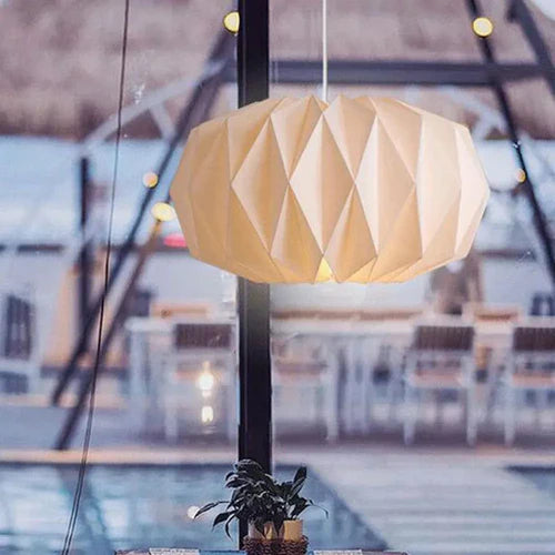 Eleve a decoração da sua casa com o Lustre Pendente Origami Illumination, uma peça sofisticada que une design contemporâneo e funcionalidade. Da lojaorganizeja.com