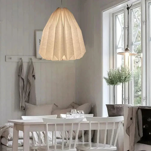 Eleve a decoração da sua casa com o Lustre Pendente Origami Illumination, uma peça sofisticada que une design contemporâneo e funcionalidade. Da lojaorganizeja.com