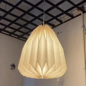 Eleve a decoração da sua casa com o Lustre Pendente Origami Illumination, uma peça sofisticada que une design contemporâneo e funcionalidade. Da lojaorganizeja.com