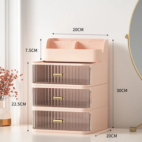 Mais do que um simples organizador, este item é uma peça de design funcional que combina praticidade e estilo, proporcionando um local elegante para armazenar suas preciosas maquiagens. Da loja lojaorganizeja.com