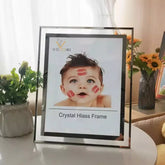Valorize suas memórias com o Porta-Retrato Personalizado Prisma, que combina a elegância do vidro com um design moderno e minimalista. Da lojaorganizeja.com