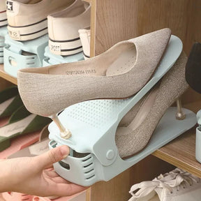 Mantenha seus calçados sempre organizados com o Suporte Organizador Ajustável para Sapatos com Dupla Camada, uma solução prática e moderna para otimizar o espaço em sua casa. Aproveite agora a oferta imperdível: Compre 4 e leve 6 unidades! - lojaorganizeja.com