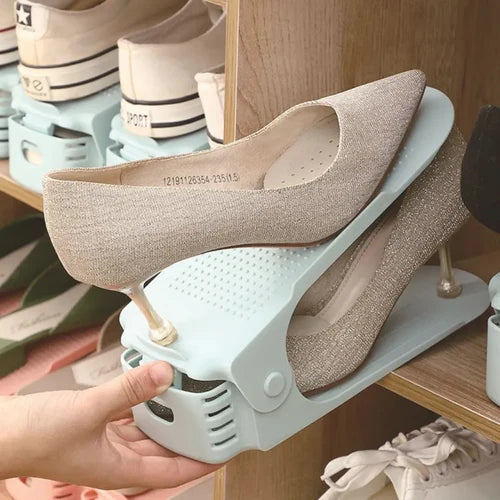 Mantenha seus calçados sempre organizados com o Suporte Organizador Ajustável para Sapatos com Dupla Camada, uma solução prática e moderna para otimizar o espaço em sua casa. Aproveite agora a oferta imperdível: Compre 4 e leve 6 unidades! - lojaorganizeja.com