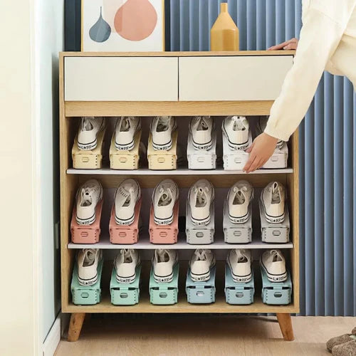 Mantenha seus calçados sempre organizados com o Suporte Organizador Ajustável para Sapatos com Dupla Camada, uma solução prática e moderna para otimizar o espaço em sua casa. Aproveite agora a oferta imperdível: Compre 4 e leve 6 unidades! - lojaorganizeja.com