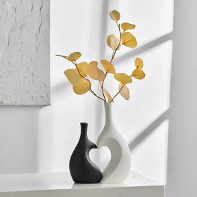  O Vaso Decorativo para Sala em Cerâmica com design de Coração é uma peça única que simboliza amor e elegância. Da lojaorganizeja.com
