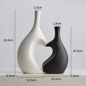  O Vaso Decorativo para Sala em Cerâmica com design de Coração é uma peça única que simboliza amor e elegância. Da lojaorganizeja.com