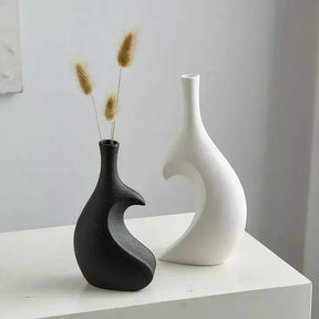  O Vaso Decorativo para Sala em Cerâmica com design de Coração é uma peça única que simboliza amor e elegância. Da lojaorganizeja.com