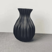  O Vaso Decorativo para Sala de Flor Nordic traz o charme e a simplicidade do estilo escandinavo para a sua mesa.  Da lojaorganizeja.com