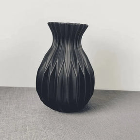  O Vaso Decorativo para Sala de Flor Nordic traz o charme e a simplicidade do estilo escandinavo para a sua mesa.  Da lojaorganizeja.com
