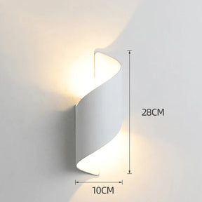 Arandela Externa de Parede Led Espiral e a aparência do seu espaço exterior com o design espiral elegante. Da lojaorganizeja.com