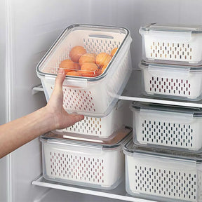 A Caixa de Armazenamento de Geladeira com Cesta de Drenagem, a solução inteligente para manter seus alimentos frescos e sua geladeira organizada. Da loja lojaorganizeja.com