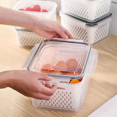 A Caixa de Armazenamento de Geladeira com Cesta de Drenagem, a solução inteligente para manter seus alimentos frescos e sua geladeira organizada. Da loja lojaorganizeja.com