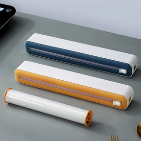 Apresentamos o Suporte com Cortador 3 em 1 , uma solução completa para facilitar o uso de filme plástico, papel alumínio e papel manteiga. Da loja lojaorganizeja.com